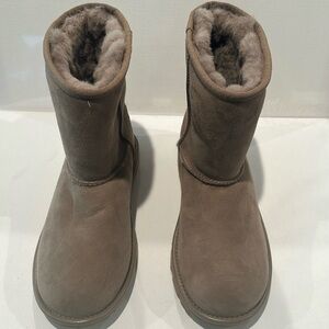 🌼🌼New Classic UGG Boots with Leather backs- Size 6